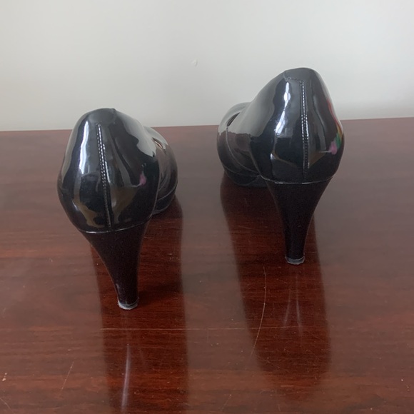 Clark’s black patent leather shoes. Size 10 - Picture 4 of 6